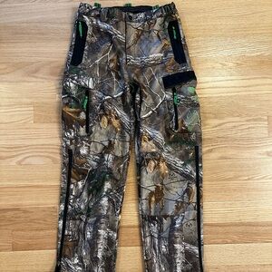 Men’s Realtree scentlock bone collector pant.